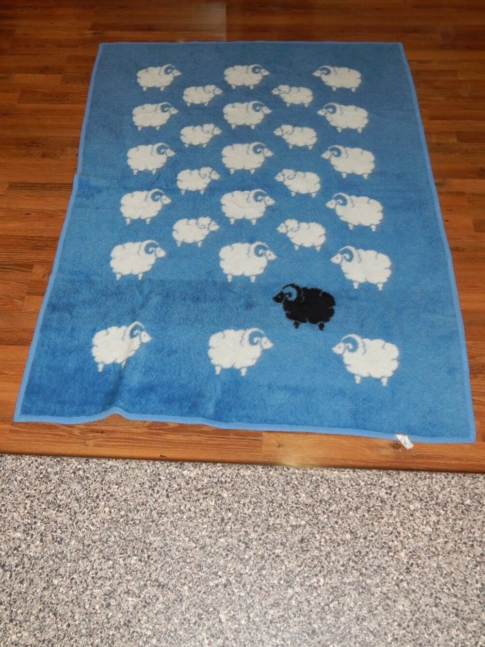 Vintage Mora Son De Abrigo Reversible Blanket Throw Black Sheep Lamb 52" x 71"